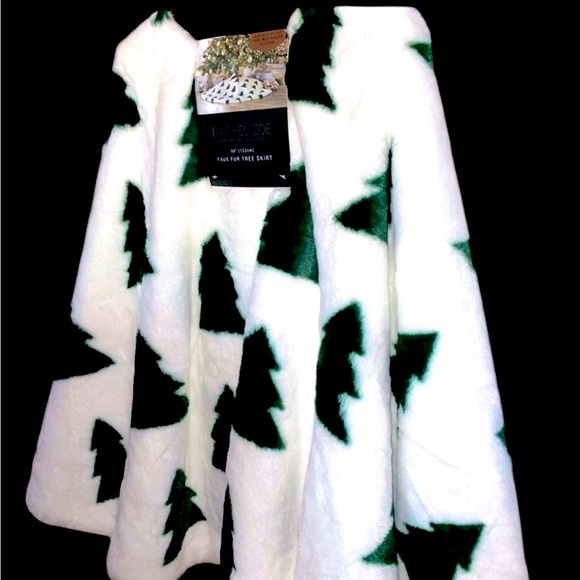🌲RACHEL ZOE Soft & Luxurious Faux Fur Tree Skirt 🌲NWT🌲 - Picture 4 of 13